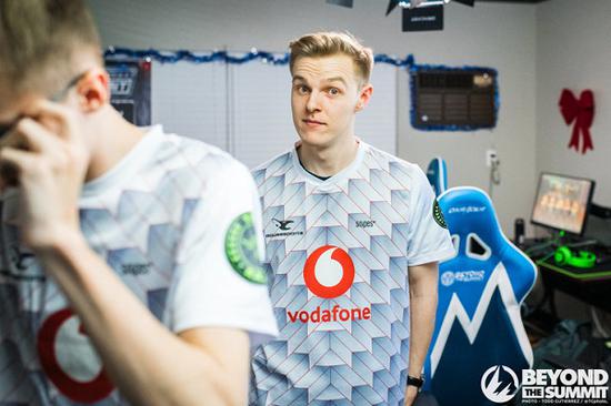 抗击风雪保民生的清雪战队行动